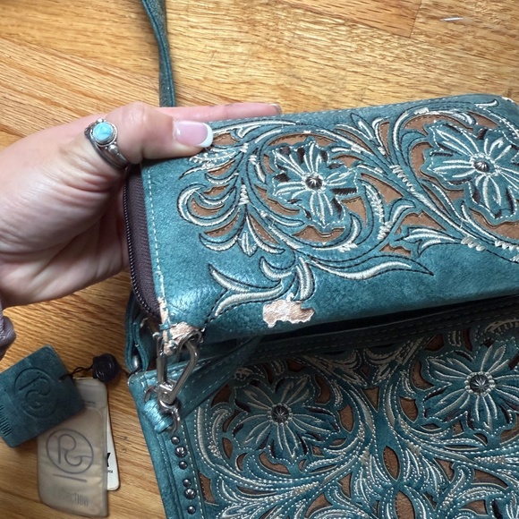 NWT Crossbody Bag with matching wallet - Picture 5 of 6